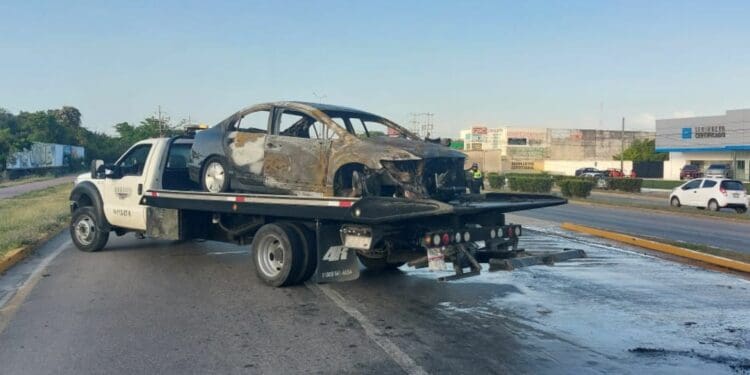 Salvan de morir calcinado a conductor tras accidente en Playa del Carmen