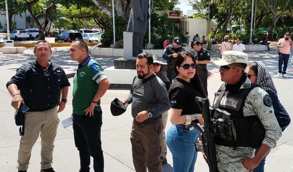 Autoridades pegan fichas de personas desaparecidas en espacios públicos de Cancún