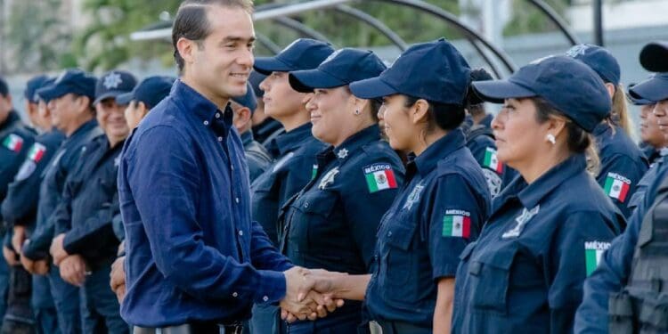 Diego Castañón entrega nuevos vehículos para brindar servicios de calidad a familias de Tulum