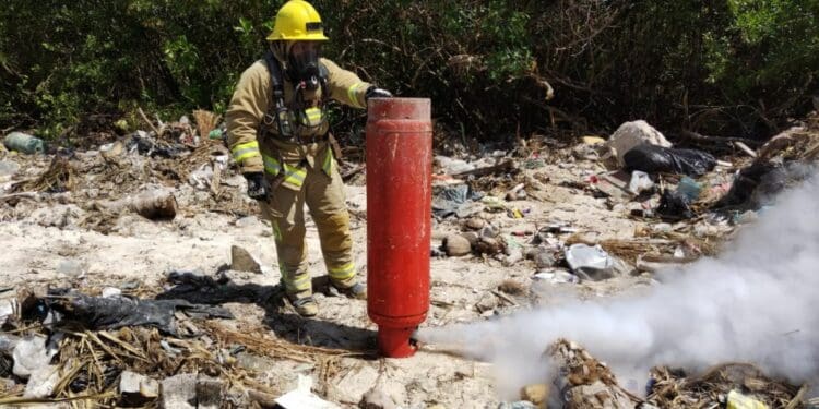 Evitan bomberos explosión de un tanque de gas en Holbox