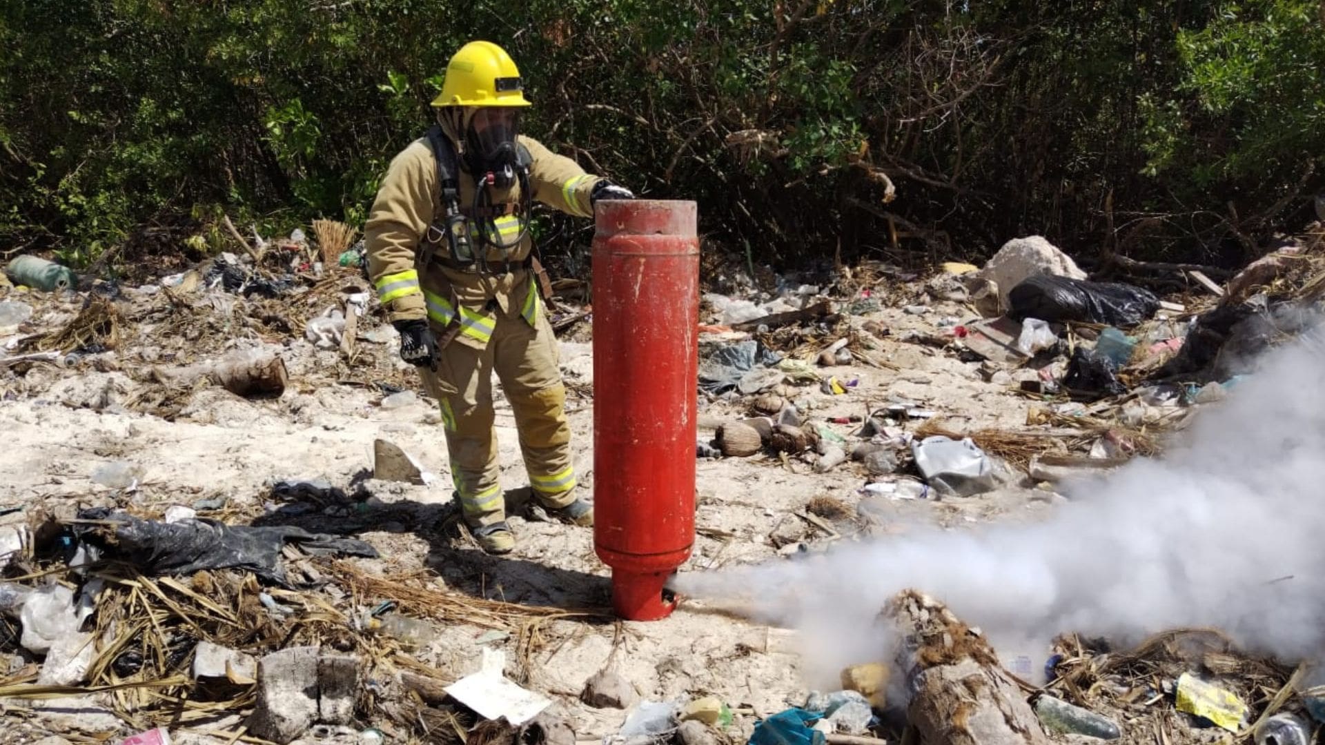 Evitan bomberos explosión de un tanque de gas en Holbox