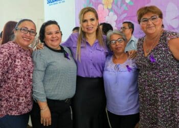Mujeres de Playa del Carmen no están solas: Lili Campos Con el fin de proteger a las mujeres de Playa del Carmen, la presidenta municipal de Solidaridad. Lili Campos Miranda anunció la instalación de más “puntos violeta”, los centros de atención y ayuda para la mujer. En entrevista por el marco del Día Internacional de la Mujer, la alcaldesa de Solidaridad indicó que estos puntos violeta se encuentran en colonias como la Colosio, Villamar, Nueva Creación y 28 de Julio. Además abrirán otro punto en Misión las Flores y Puerto Aventuras. En cuanto a la inversión que se ha dado para el apoyo a la mujer, Lili Campos informó que se invierten 54 millones al año, además de contar con personal especializado en temas legales y psicológicos. "En el Geavi se han invertido 54 millones al año para contar con elementos de la Policía preparados y especializados en materia de género. Que sepan que nuestros policías del Geavi en su mayoría son abogadas, son psicólogas, trabajadoras sociales, tanatólogas; es decir, son profesionistas que atienden los casos", explicó. Asimismo, la presidenta municipal recordó la existencia del Cecovim, que es el Centro de Educación para Hombres, y que busca erradicar la violencia. A su vez destacó al Centro de Justicia para Mujeres. "Hay hombres que tienen conductas violentas contra mujeres; asimismo, tenemos un Centro de Justicia para Mujeres, y esta infraestructura es donde están concentradas las distintas dependencias, como el Instituto de la Mujer Municipal, Estatal, DIF Estatal y Municipal, Ministerio Público, así como el Geavi, para atender los casos que esté viviendo una mujer, está a tiempo de denunciar y hoy no está sola", subrayó. Finalmente, mandó un reconocimiento a las mujeres y las invitó a denunciar en caso de que sufran algún tipo de violencia. "A todas las mujeres quiero decirles que (tienen) mi respeto, mi admiración, y sobre todo decirles, que estamos unidas, aquí, listas para seguir trabajando por ustedes. Trabajemos juntas para erradicar y combatir la violencia de género, y quien esté sufriendo, que denuncie. Hoy en el gobierno hemos trabajado en acciones importantes para que contemos con puntos violeta en los que te puedan dar la asesoría y orientación", concluyó la presidenta municipal de Solidaridad, Lili Campos Miranda.