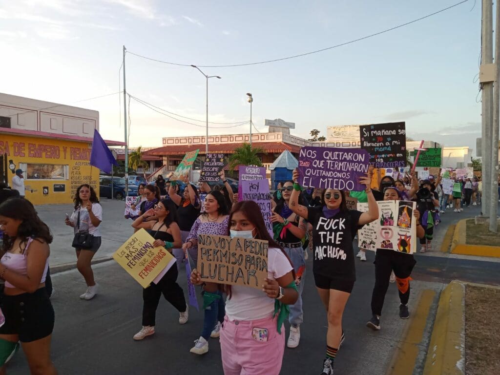 Se suman chetumaleñas a marcha por el Día Internacional de la Mujer