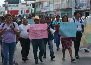 Marchan campesinos para exigir obra y servicios públicos en 35 comunidades