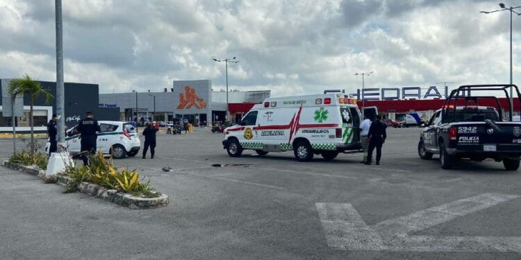 Muere hombre tras ser herido de bala afuera de la Multiplaza Arco Norte de Cancún