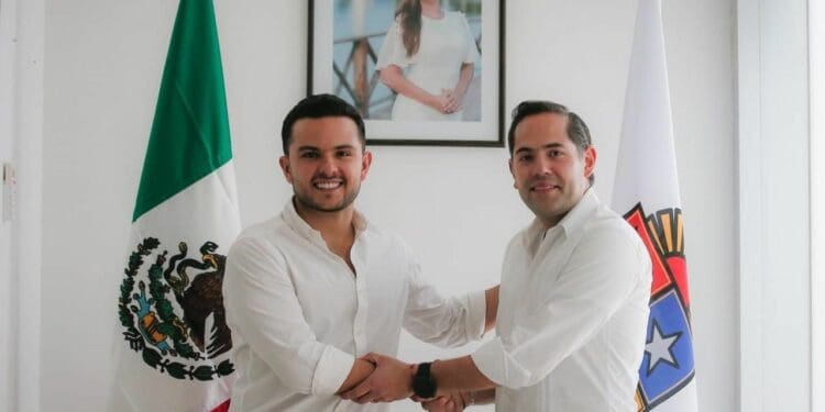 Se reúne el secretario de Desarrollo Social, Pablo Bustamante, con senador Raúl Bolaños-Cacho Cué, en Cancún
