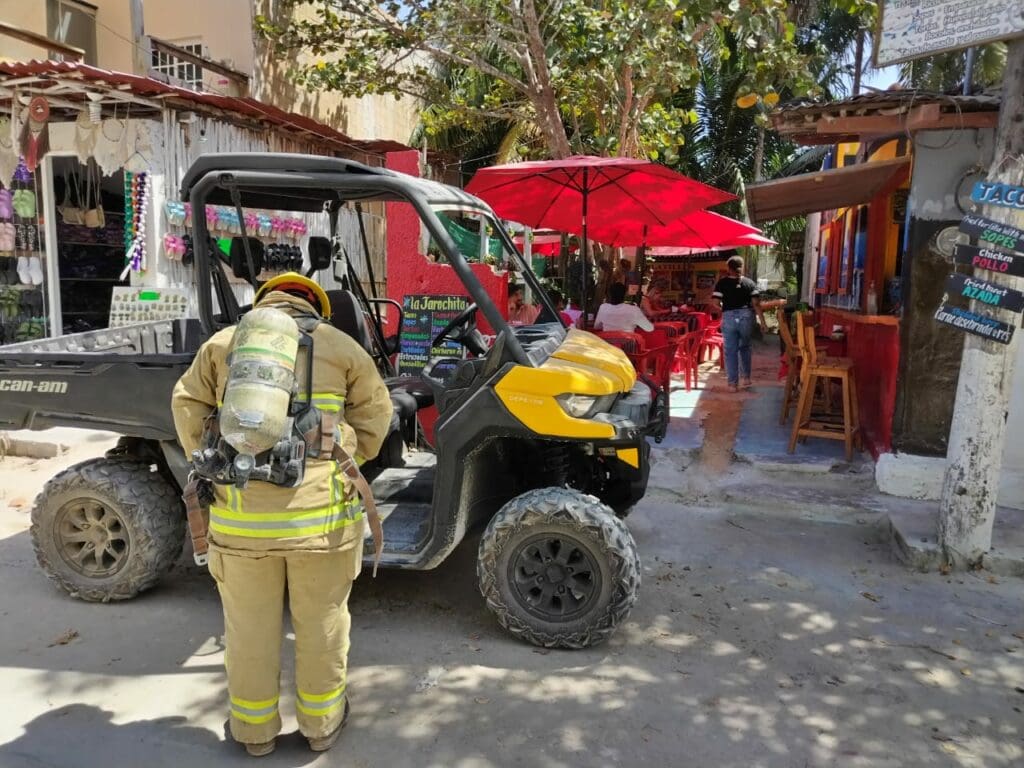 Evitan bomberos explosión de un tanque de gas en Holbox