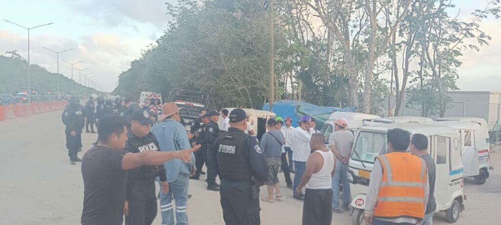Bloquean tricitaxistas de Playa del Carmen obras del Tren Maya