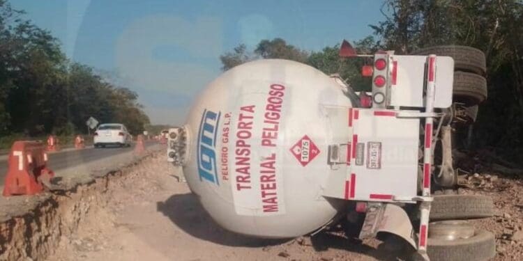 Duró tres días rescate de una pipa de gas LP que chocó en la carretera Cancún-Mérida