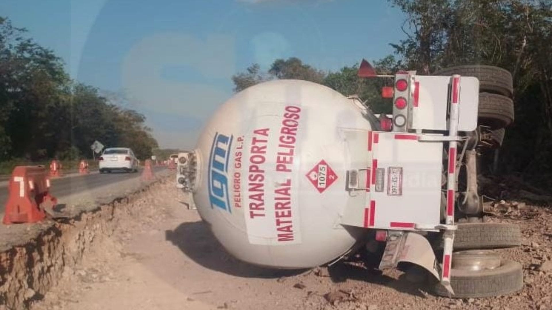 Duró tres días rescate de una pipa de gas LP que chocó en la carretera Cancún-Mérida