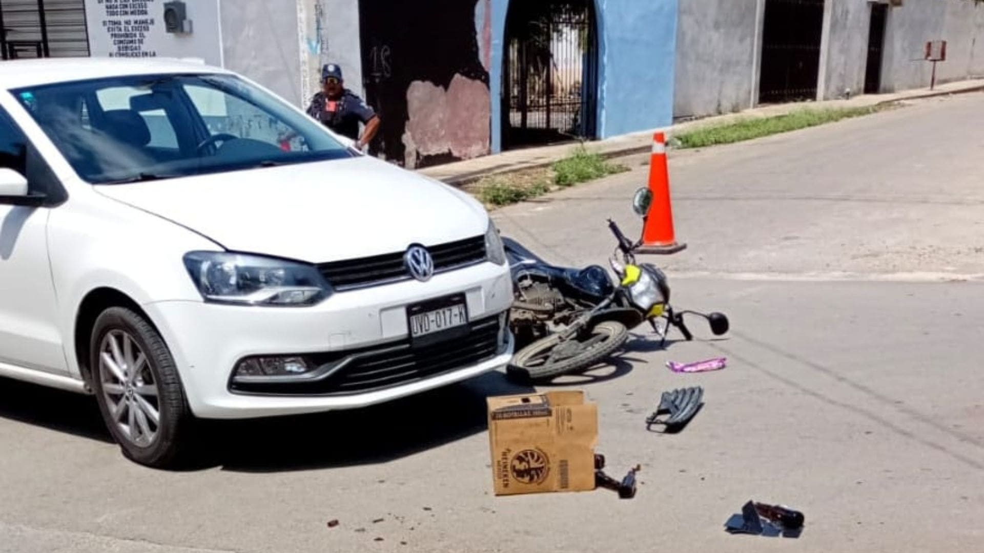 Temerario conductor choca contra motociclista en José María Morelos