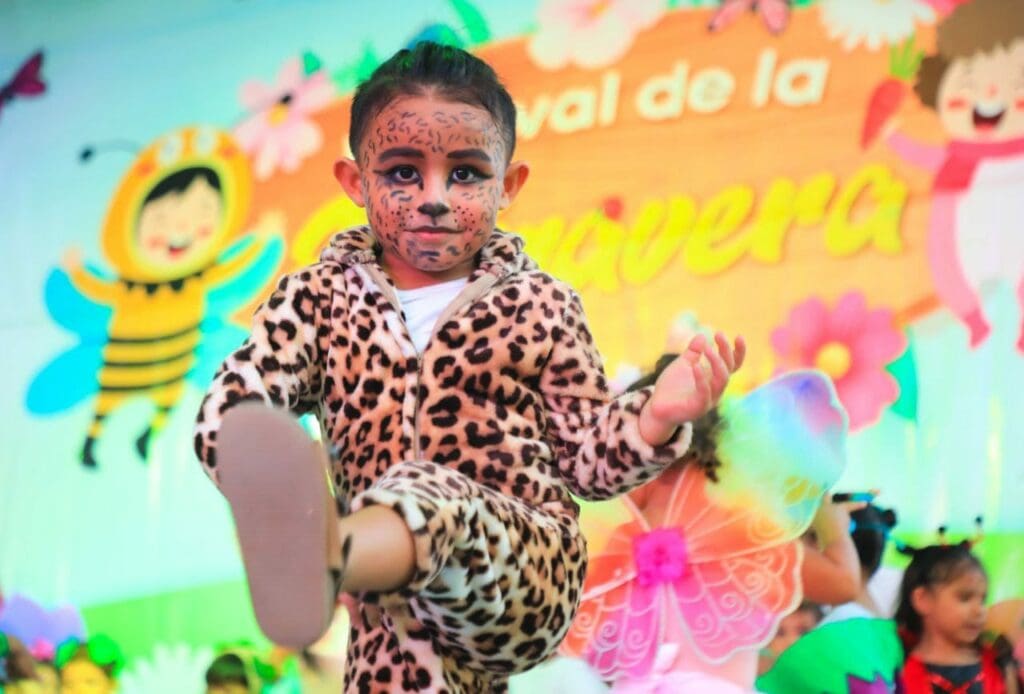 Con desfile y festival reciben la primavera
