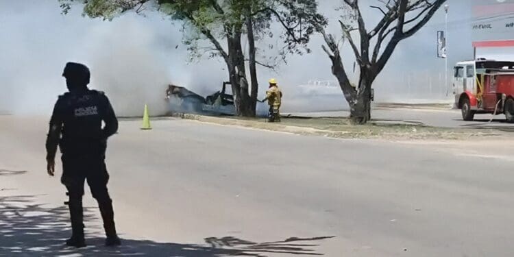 Arde camioneta en Chetumal; al parecer era de la Fiscalía