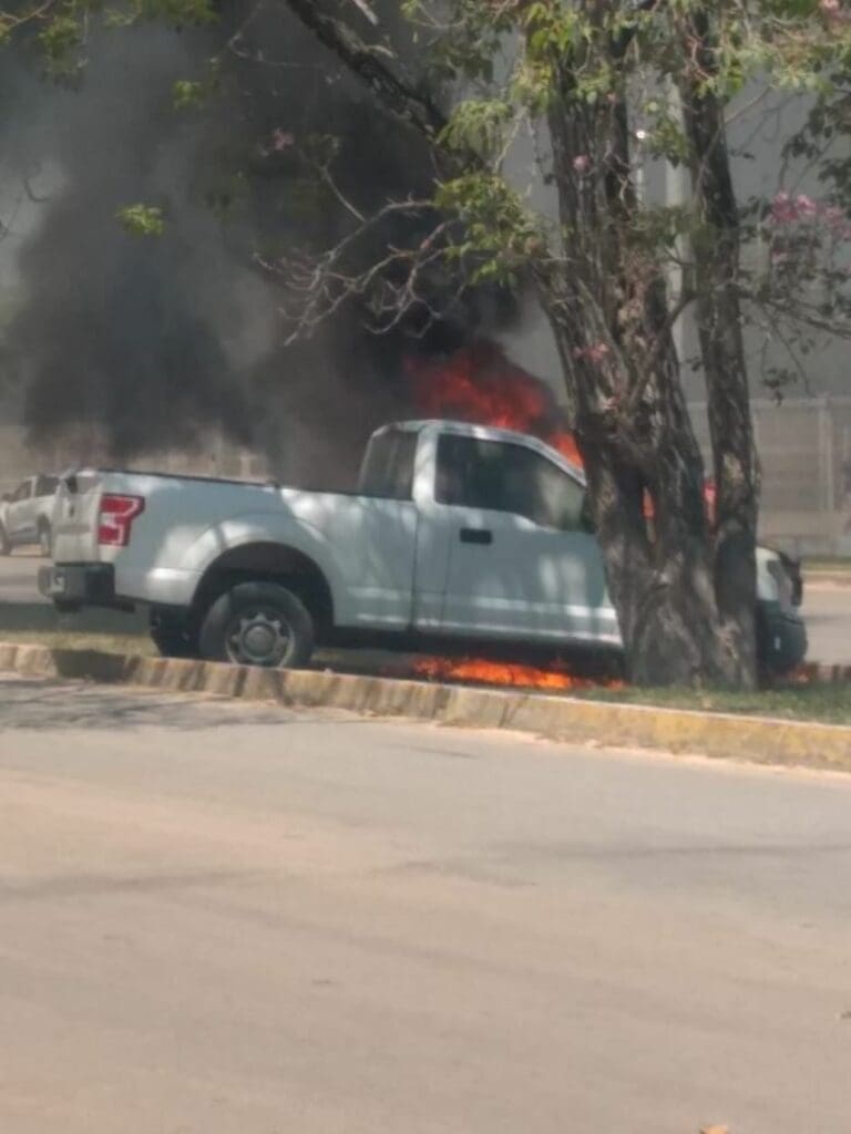 Arde camioneta en Chetumal; al parecer era de la Fiscalía
