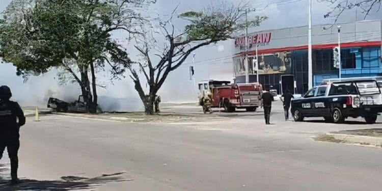 Arde camioneta en Chetumal; al parecer era de la Fiscalía