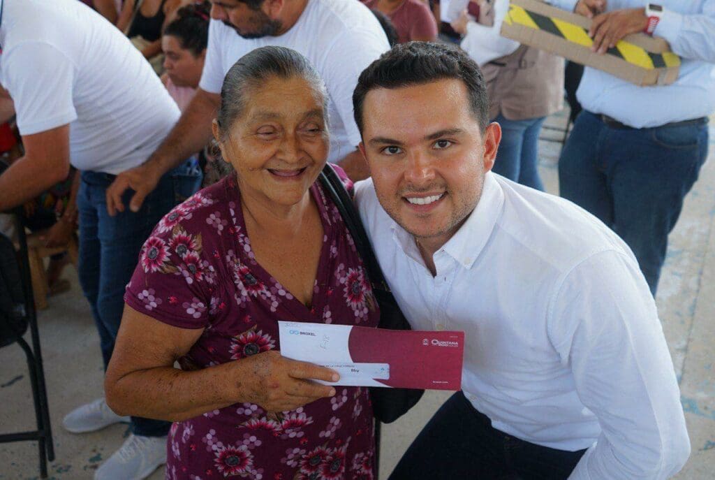 Más de 40 mil 600 beneficiarias recibieron su tarjeta ‘Mujer es Vida’ en Quintana Roo: Pablo Bustamante