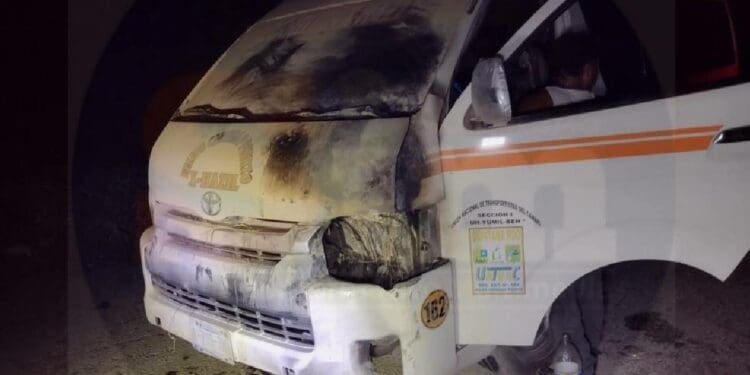 Causa corto circuito incendió de una combi en Felipe Carrillo Puerto