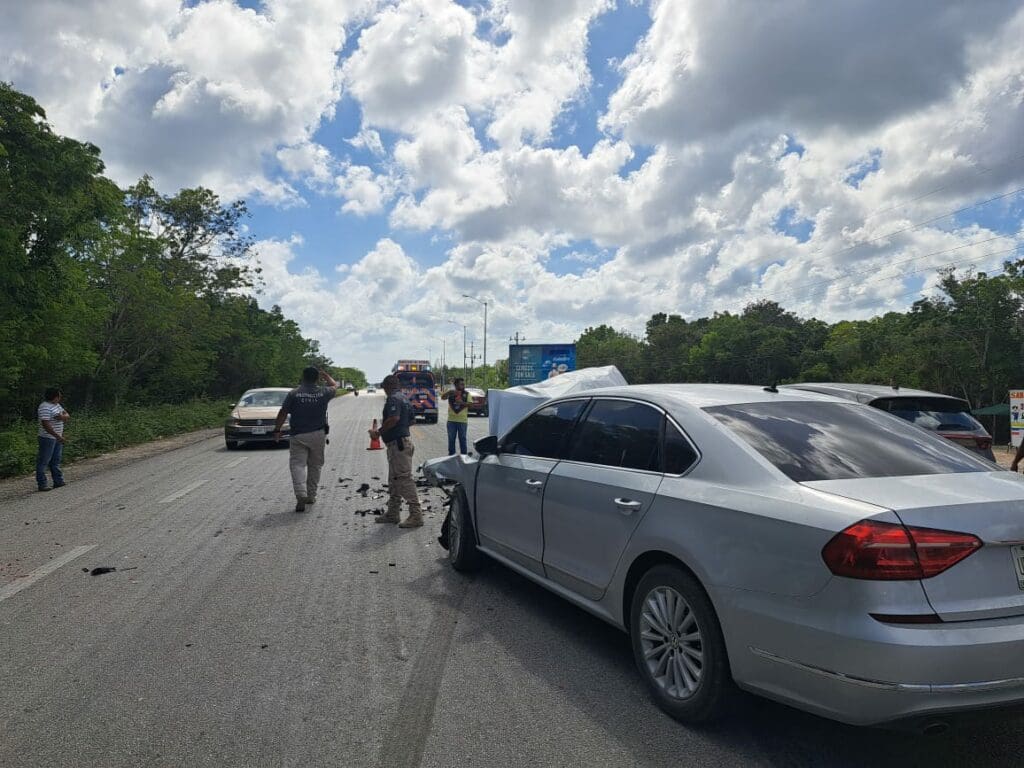 Fuerte choque deja solo daños materiales en carretera Tulum-Felipe Carrillo Puerto

