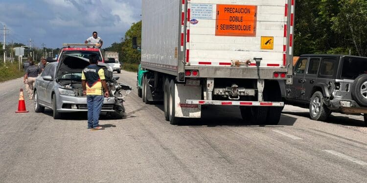 Fuerte choque deja solo daños materiales en carretera Tulum-Felipe Carrillo Puerto