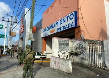 Dejan cuerpo desmembrado en estacionamiento de supermercado de Cancún