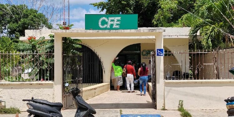 Deja CFE sin luz a comunidad de José María Morelos, por comisionista que no entregó a tiempo pago de recibos