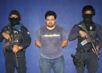 Detienen a sujeto que tenía retenidos en Cancún a 22 migrantes de Brasil e India