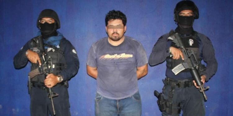 Detienen a sujeto que tenía retenidos en Cancún a 22 migrantes de Brasil e India