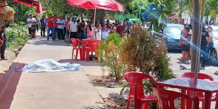Ejecutan a un hombre afuera de un minisúper en Cobá