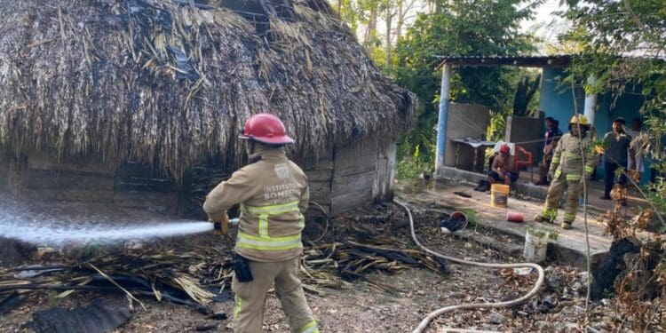 Atienen bomberos dos incendios en Lázaro Cárdenas
