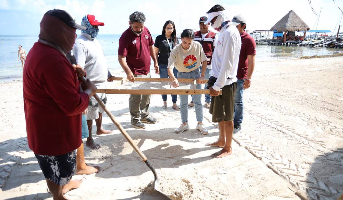 Intenso mantenimiento de las playas públicas en Cancún