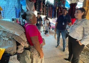 Kira Iris recorre y escucha a comerciantes del tianguis de Villas del Sol