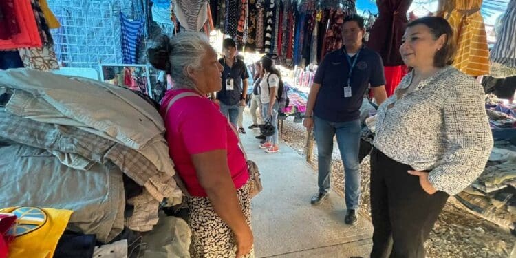 Kira Iris recorre y escucha a comerciantes del tianguis de Villas del Sol