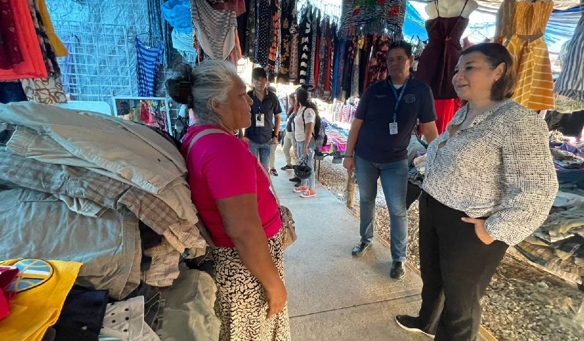 Kira Iris recorre y escucha a comerciantes del tianguis de Villas del Sol
