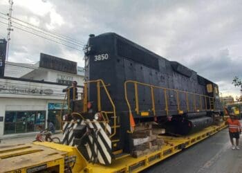 Locomotora del Tren Maya pasa por el centro de Tulum