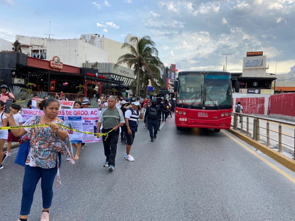 ‘Madres Buscadoras’ bloquean de forma parcial la Zona Hotelera de Cancún