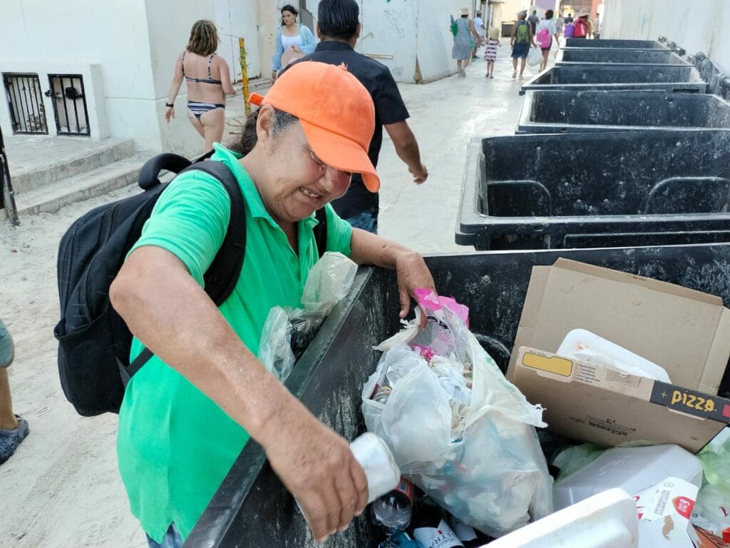 Obligan a pepenadores a usar bolsas transparentes, ante robo de mochilas en playas
