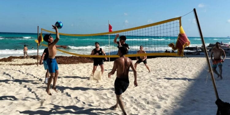 Buena afluencia de bañistas en playas de Cancún