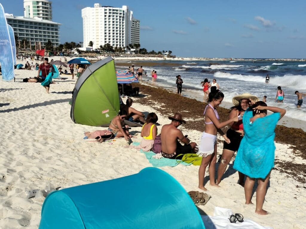 Buena afluencia de bañistas en playas de Cancún