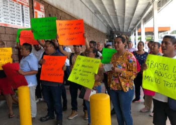 Por incumplir con sus prestaciones, protestan trabajadores de Home Depot Cancún