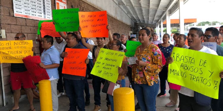 Por incumplir con sus prestaciones, protestan trabajadores de Home Depot Cancún
