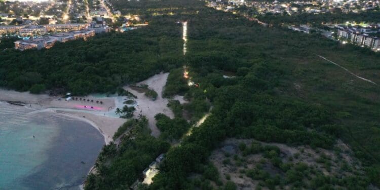 Gobierno municipal iluminó camino a Punta Esmeralda