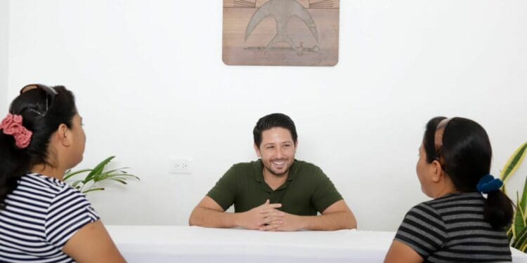 Agradecen cozumeleños la atención directa y oportuna que reciben en la casa de gestión de Renán Sánchez