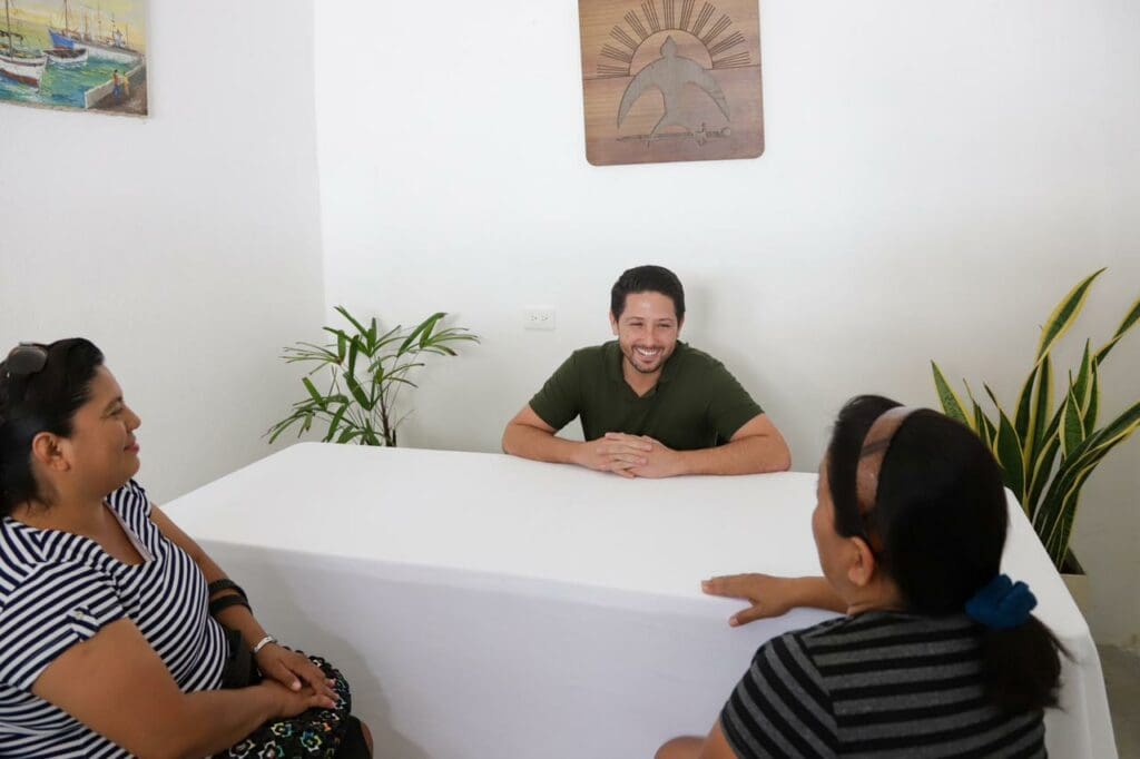 Agradecen cozumeleños la atención directa y oportuna que reciben en la casa de gestión de Renán Sánchez