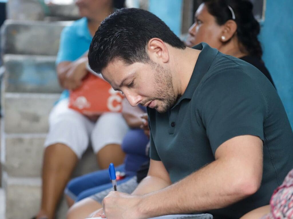 Atiende el diputado Renán Sánchez a vecinas de la colonia San Miguel II