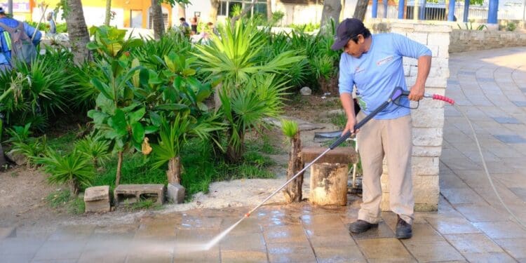 Mantienen limpias zonas turísticas en temporada vacacional