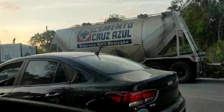 Choque entre tráiler y coche compacto, desquicia tráfico en la carretera Tulum-Cobá