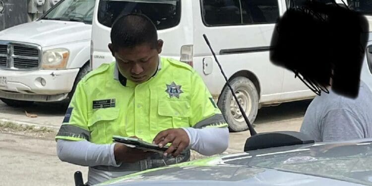 Turistas denuncian a policía corrupto en Tulum