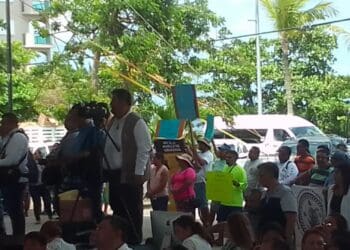 Ambientalistas irrumpen Sesión Solemne en Cozumel para protestar contra el cuarto muelle