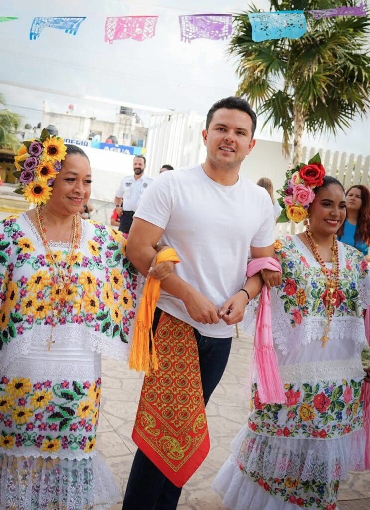 Celebramos a las mujeres, alma y corazón de los hogares cancunenses y quintanarroenses: Pablo Bustamante