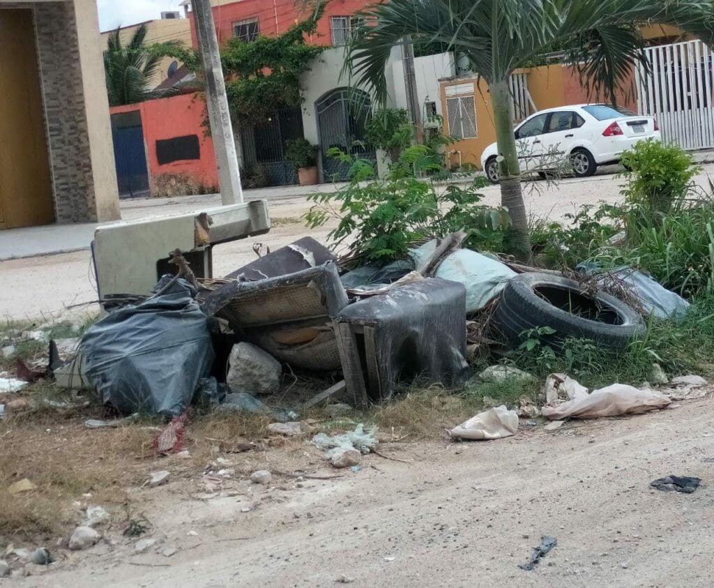 Proliferan tiraderos de basura y autos chatarra en la avenida Centenario de Cancún